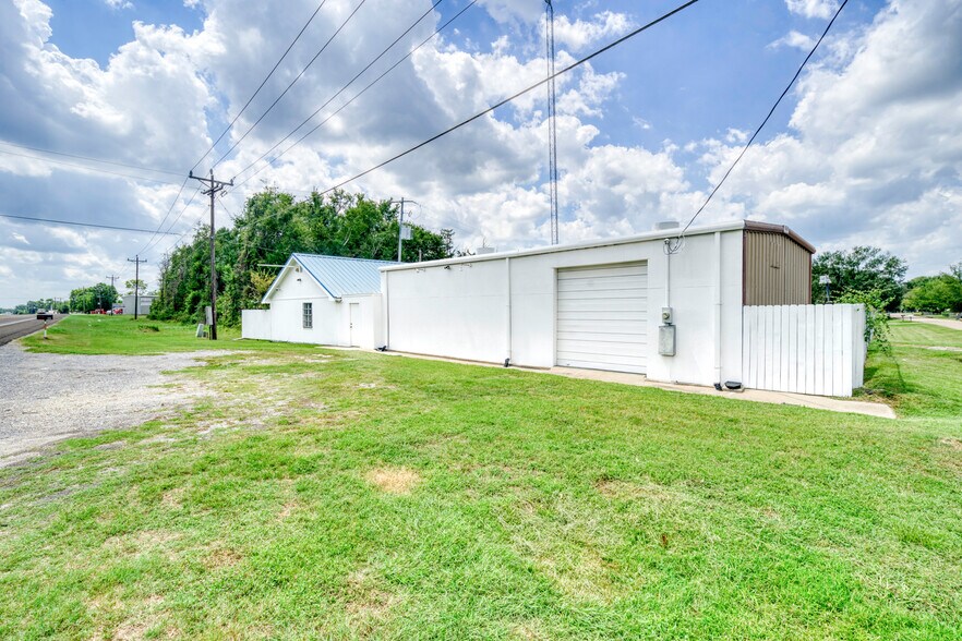 More Photos Of 212 S Tammye Ln, Madisonville Office For Sale