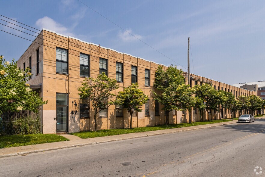 Primary Photo Of 45 Ch Bates, Outremont Office For Lease