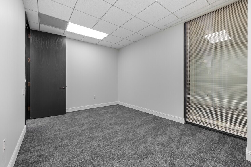More Photos Of 17 S Briar Hollow Ln, Houston Office Residential For Lease