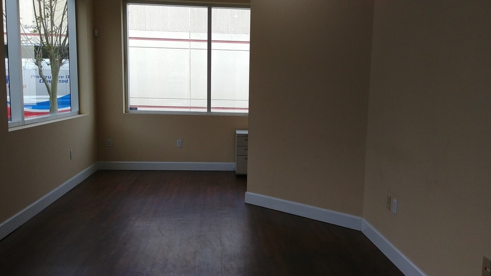 More Photos Of 7901 Kingspointe Pky, Orlando Showroom For Sale