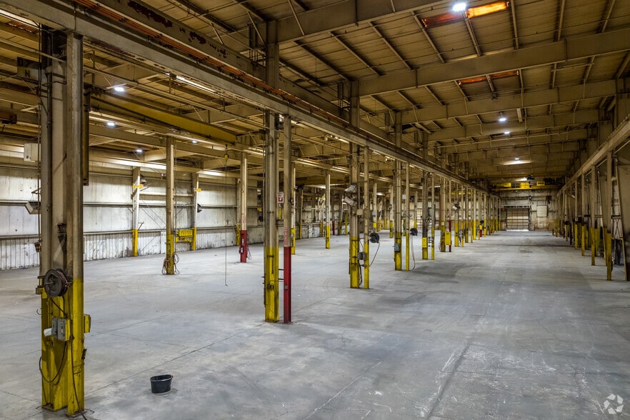 More Photos Of 7900 W Tower Ave, Milwaukee Manufacturing For Sale