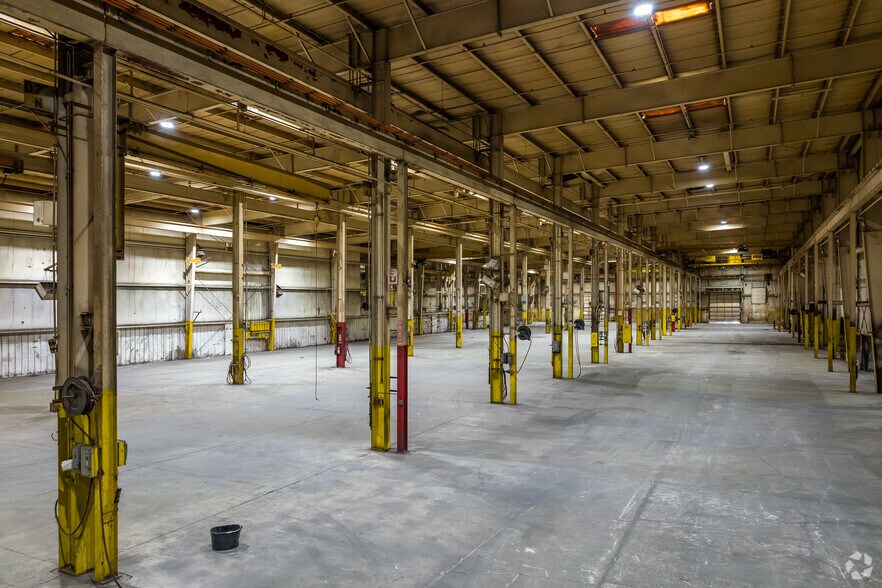More Photos Of 7900 W Tower Ave, Milwaukee Manufacturing For Lease