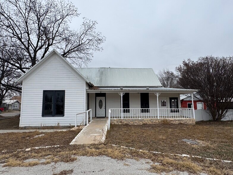 Primary Photo Of 608 W Wallace St, San Saba Restaurant For Sale