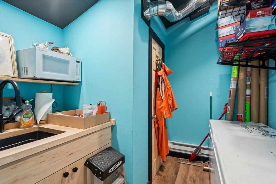 More Photos Of 20 Ackerson St, Bay Shore Freestanding For Sale