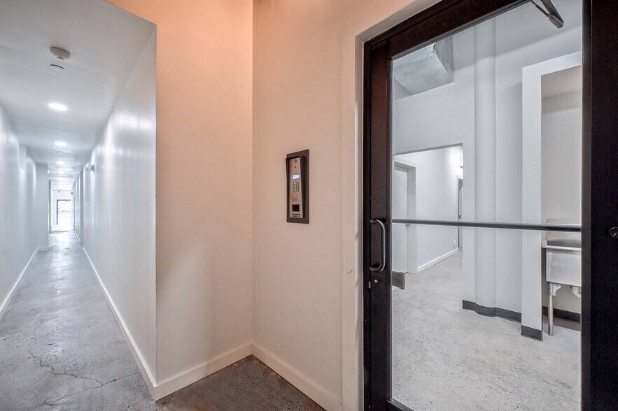 More Photos Of 8808 Rockaway Beach Blvd, Rockaway Beach Storefront Retail Office For Lease