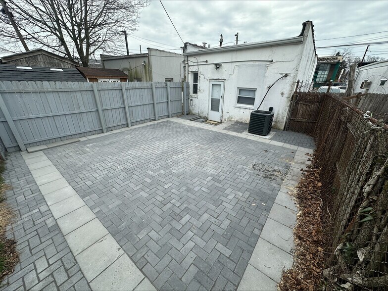 More Photos Of 174-182 Merrick Rd, Lynbrook Storefront Retail Residential For Lease
