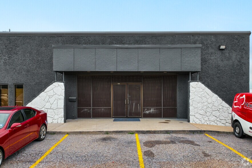 More Photos Of 9727-9733 South Fwy, Fort Worth Warehouse For Lease