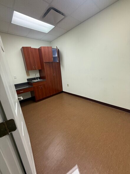 More Photos Of 13043-13045 Summerfield Sq, Riverview Medical For Sale
