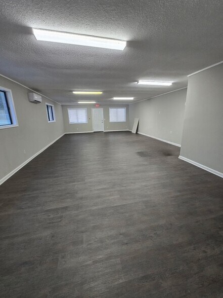 More Photos Of 9582 US Highway 231, Arab Office For Lease