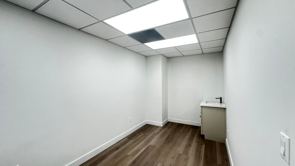 More Photos Of 16660 Paramount Blvd, Paramount Medical For Lease