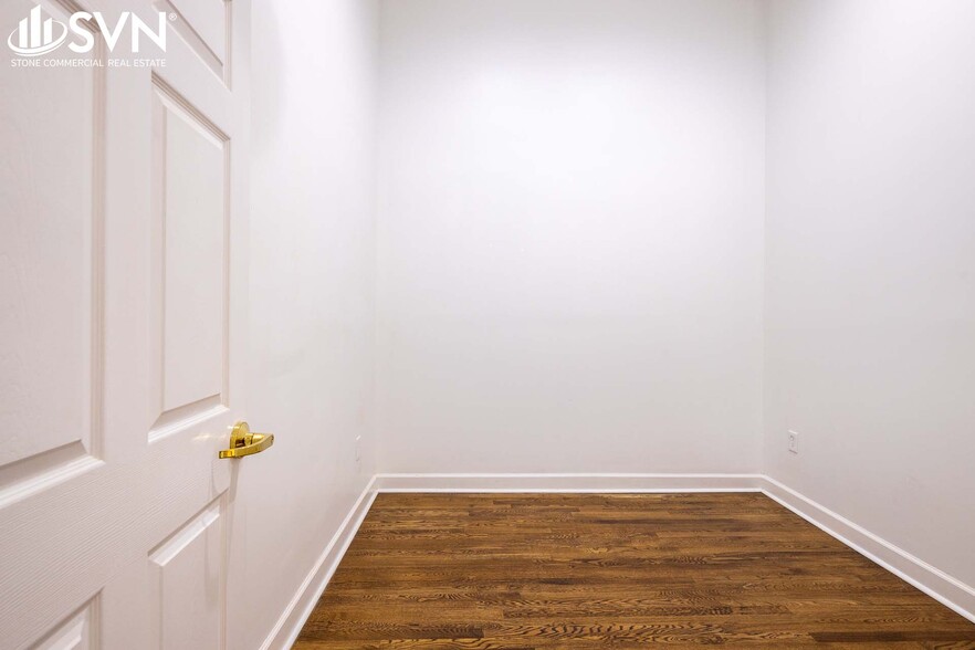 More Photos Of 127-129 W Main St, Lexington Storefront Retail Office For Lease