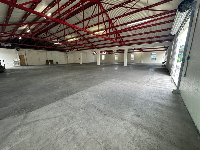 More Photos Of 2318 W Columbus Dr, Tampa Warehouse For Lease