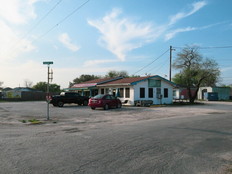 More Photos Of 809 Wood Ave, Woodsboro Restaurant For Sale