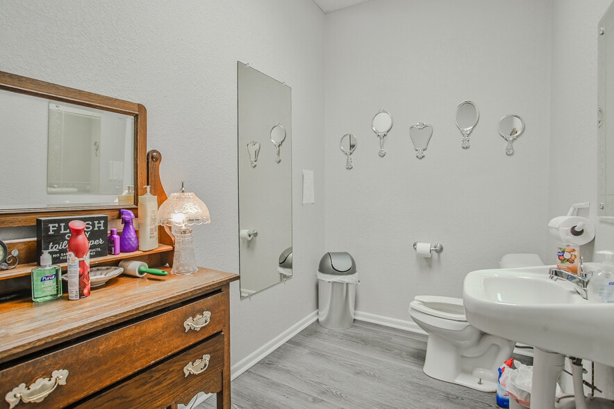 More Photos Of 1824 26th St, Snyder Office For Sale