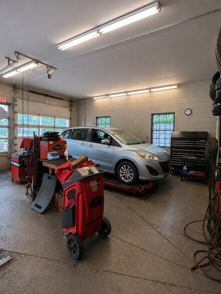 More Photos Of 262 Quassaick Ave, New Windsor Township Auto Repair For Sale