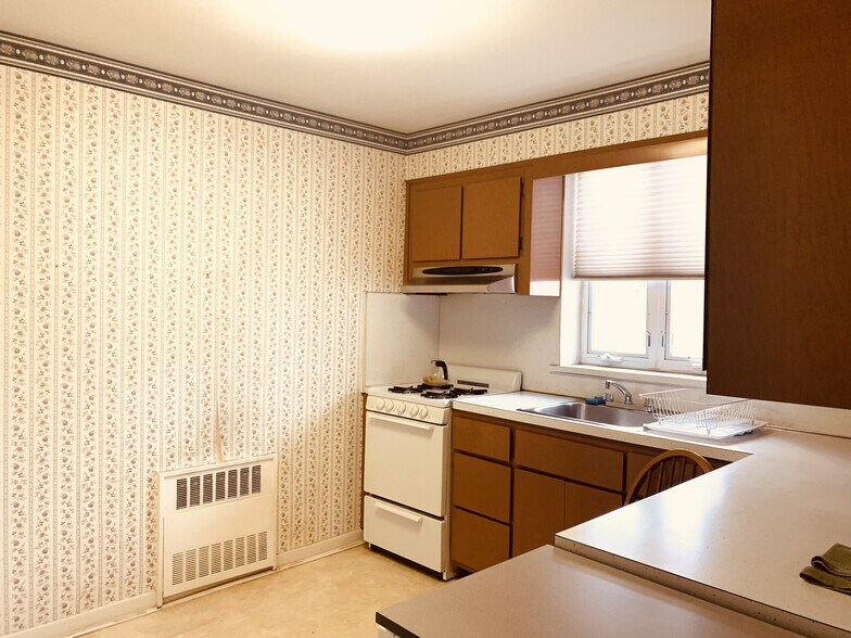 More Photos Of 10620 50th Ave, Corona Apartments For Sale