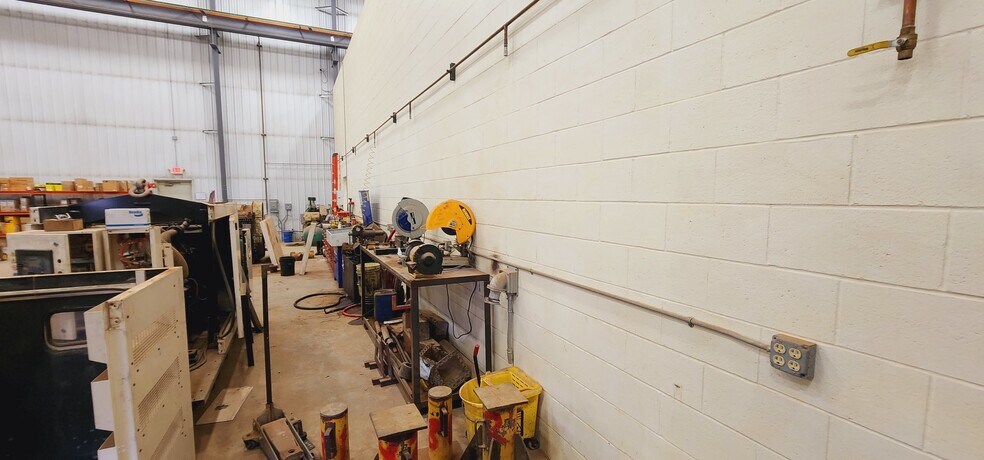 More Photos Of 860 35th Ave E, Dickinson Warehouse For Sale