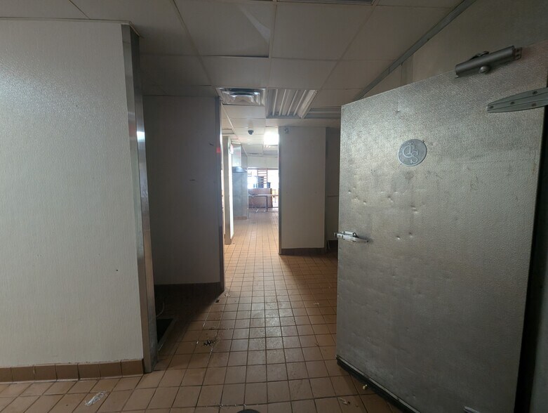 More Photos Of 816 E Front St, Traverse City Fast Food For Lease