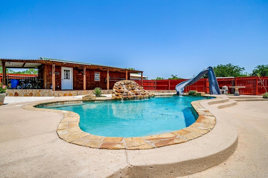 More Photos Of 6212 FM 933, Blum Warehouse For Sale