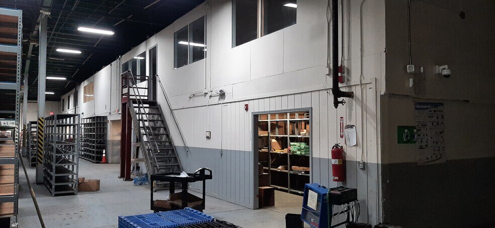 More Photos Of 80 Holton St, Woburn Service For Lease