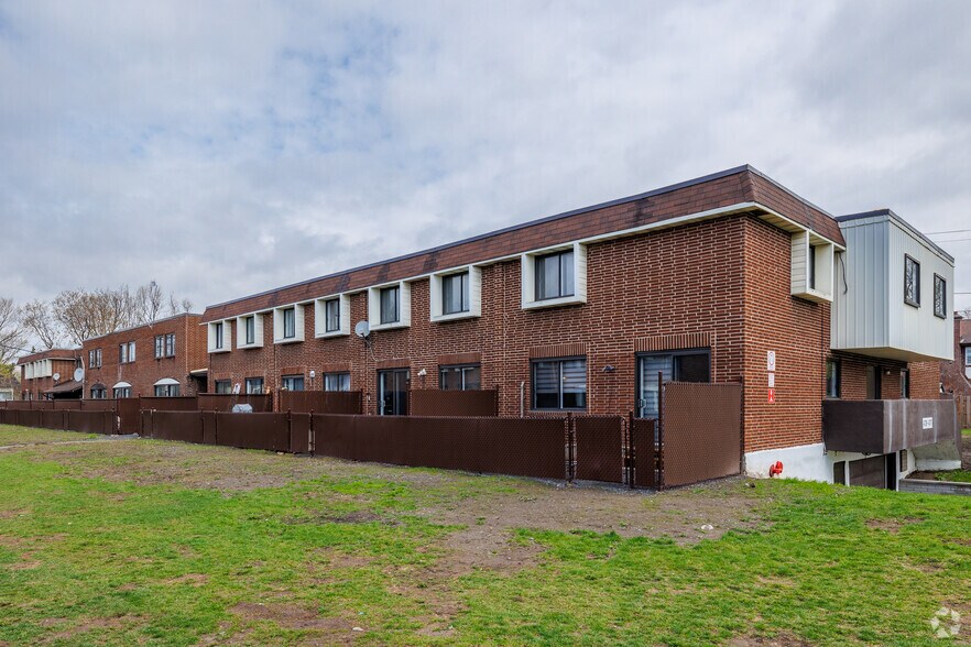 Primary Photo Of 301 Rue Hurteau, Dollard-des-Ormeaux Apartments For Sale
