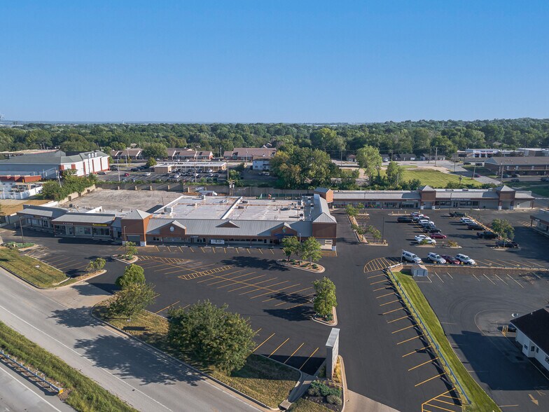 More Photos Of 800-862 SW Blue Pky, Lee's Summit Unknown For Lease