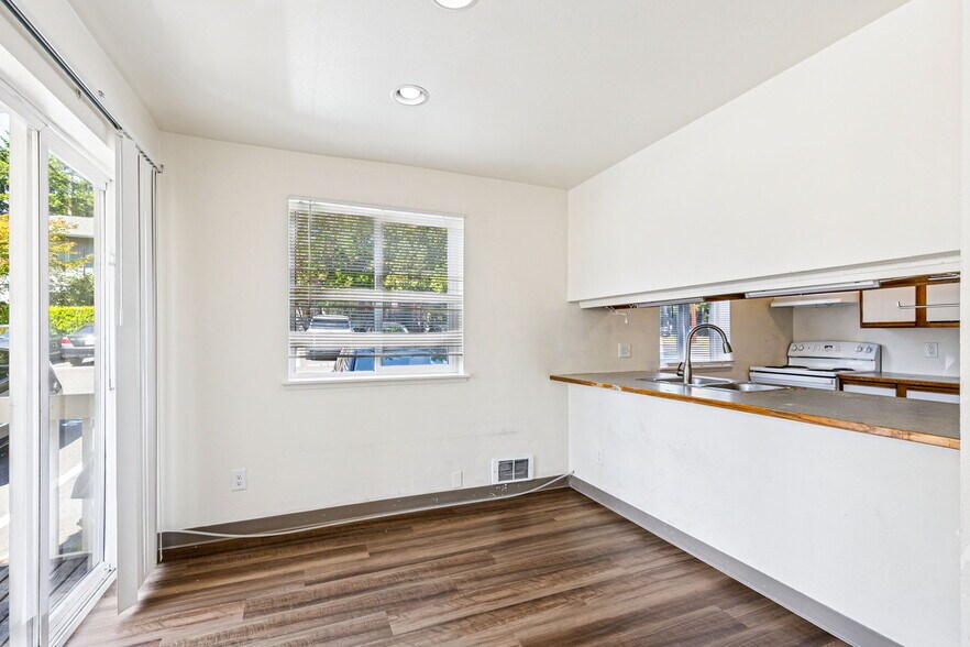 More Photos Of 7420-7428 208th St SW, Edmonds Apartments For Sale