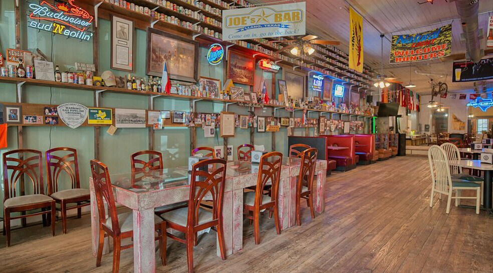 More Photos Of 107 W Main St, Llano Bar For Sale