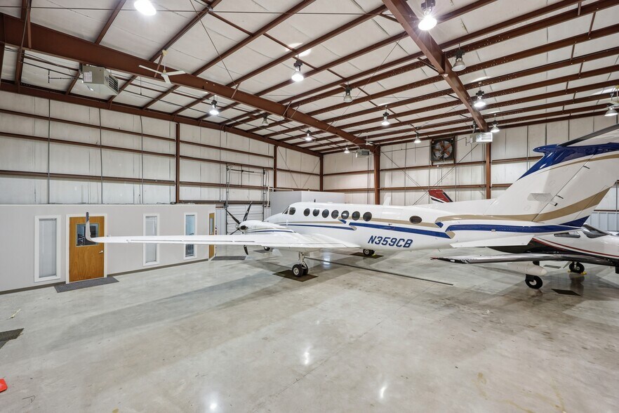 More Photos Of 1121 N Memorial Dr, Greenville Airplane Hangar For Lease