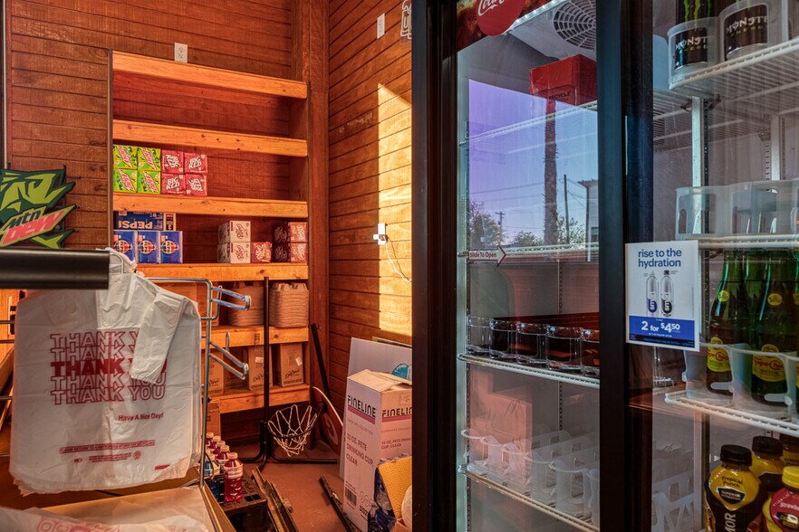 More Photos Of 607 W Gibbs St, Del Rio General Retail For Sale