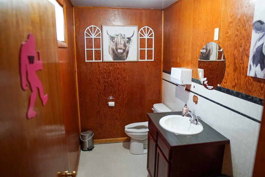 More Photos Of 20 Forest Rd S, Martinsdale Hotel For Sale