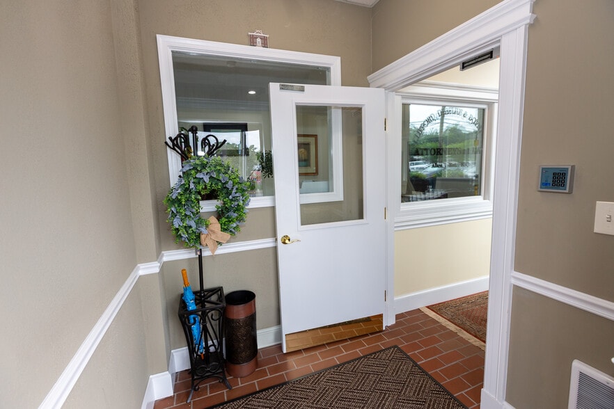 More Photos Of 300-304 E Diamond Ave, Gaithersburg Storefront For Lease