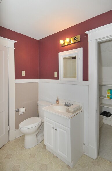 More Photos Of 5809 Bardstown Rd, Louisville Office Residential For Lease