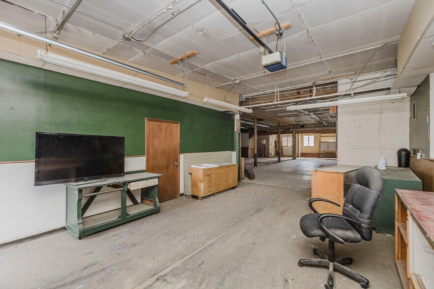 More Photos Of 110 N Poplar St, Hutchinson Warehouse For Sale