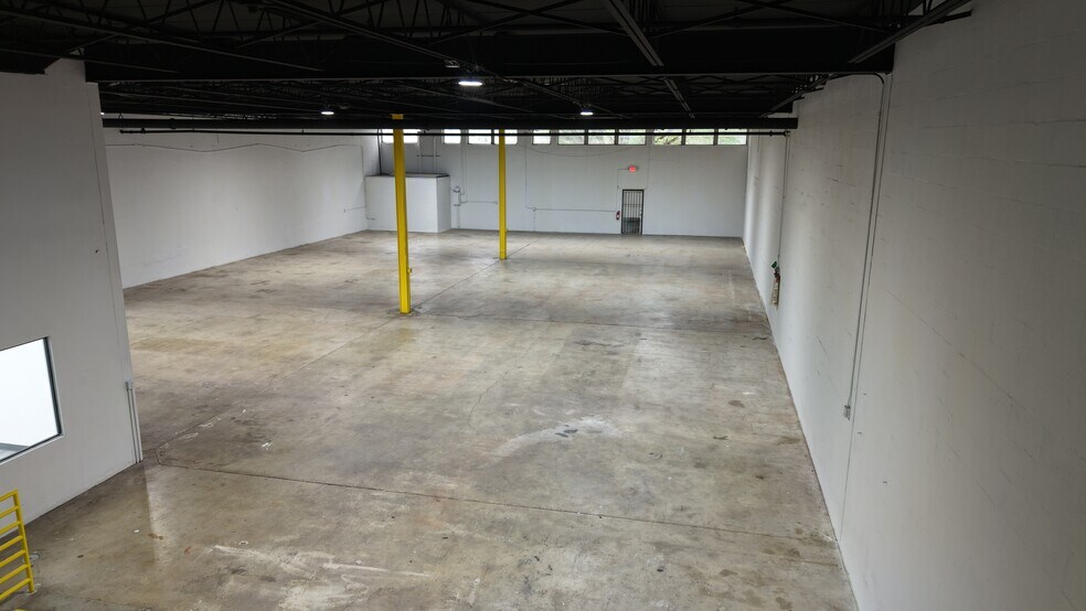 More Photos Of 16401-16413 NW 8th Ave, Miami Distribution For Lease