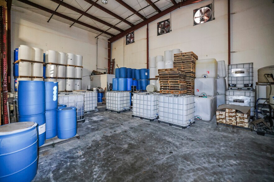 More Photos Of 1555 Sunshine Dr, Clearwater Warehouse For Sale
