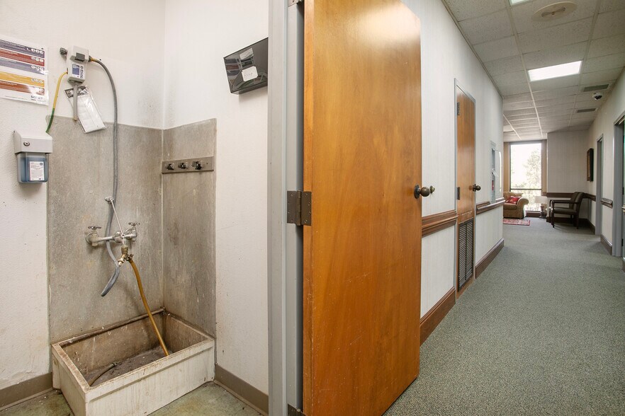 More Photos Of 9846 State Highway 31 E, Tyler Medical For Sale