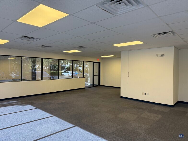 More Photos Of 1333-1335 Gateway Dr, Melbourne Flex For Lease
