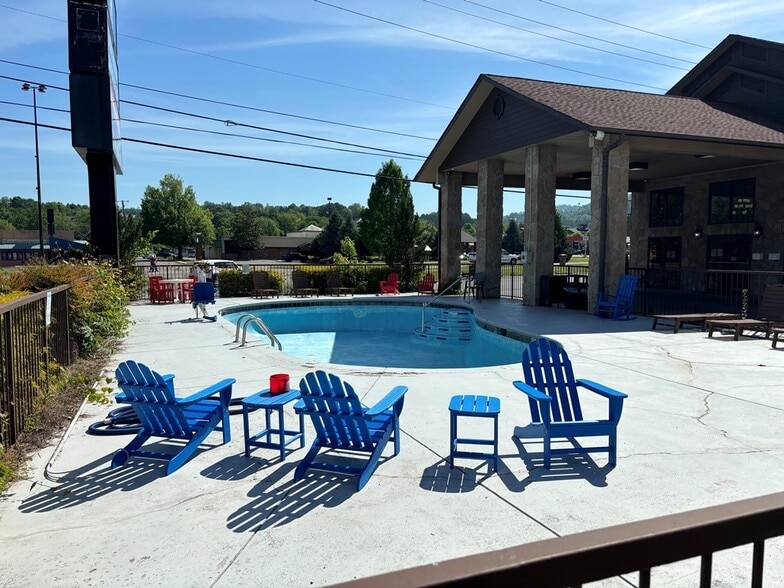 More Photos Of 4010 Parkway, Pigeon Forge Hotel For Sale