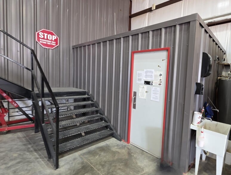 More Photos Of 8211 E County Road 62, Midland Warehouse For Sale