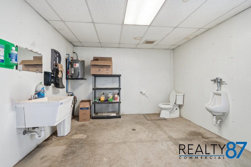 More Photos Of 1004 Grant St, Manchester Warehouse For Sale