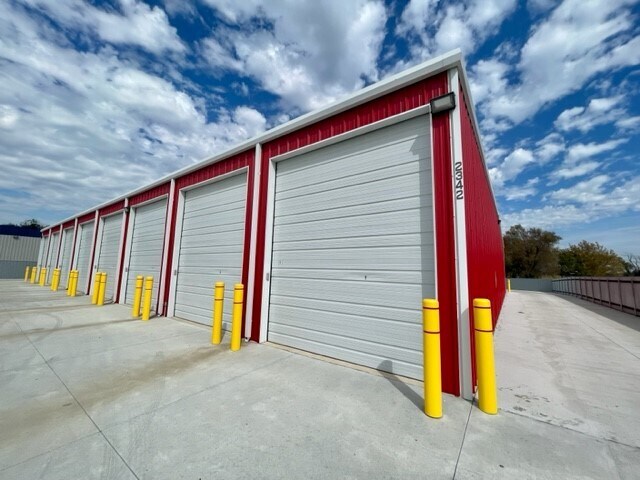 More Photos Of 2342 Zoo Park, Wichita Light Distribution For Sale