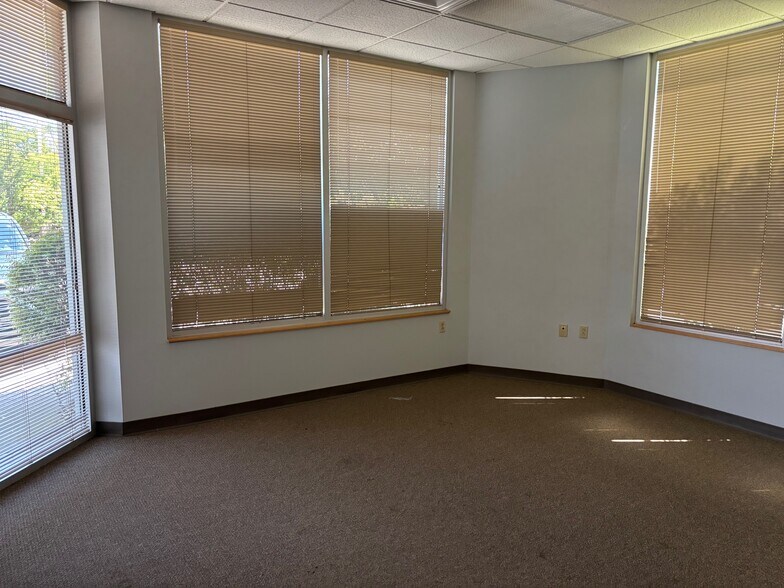 More Photos Of 10427 Cogdill Rd, Knoxville Light Distribution For Lease