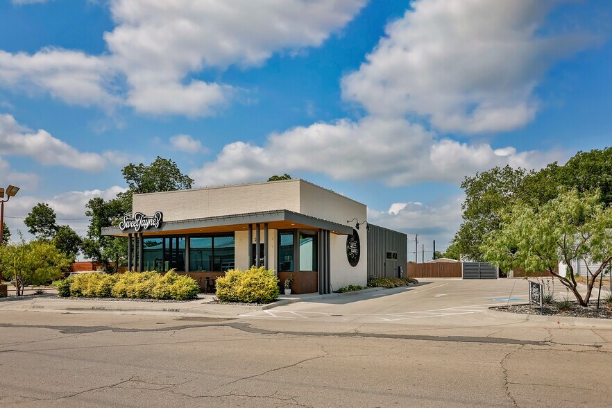 More Photos Of 211 N Weaver St, Gainesville Flex For Sale