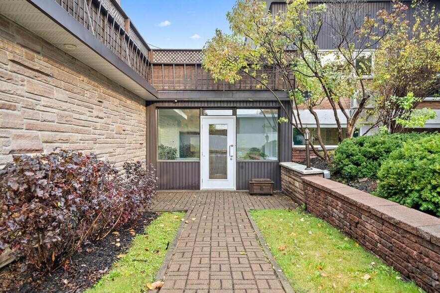 Primary Photo Of 600Z-600AZ St Franchère, Laval Freestanding For Sale