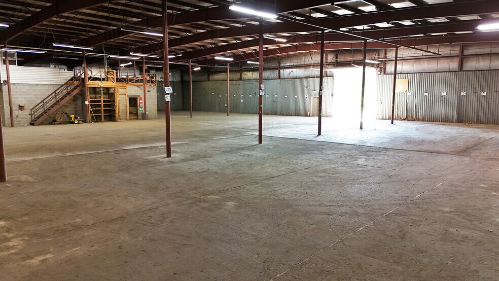 More Photos Of 14 Kraft Ave, Albany Warehouse For Lease