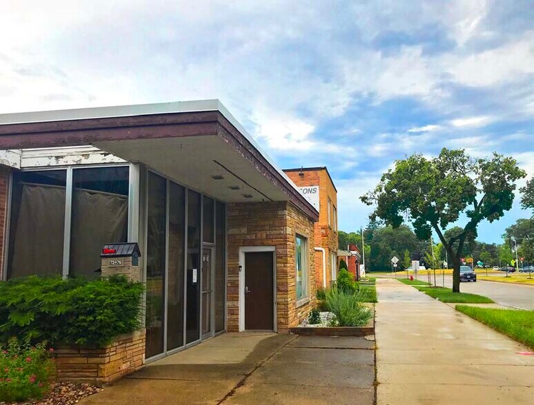 More Photos Of 72-76 N Broadway St, Des Plaines Light Distribution For Sale