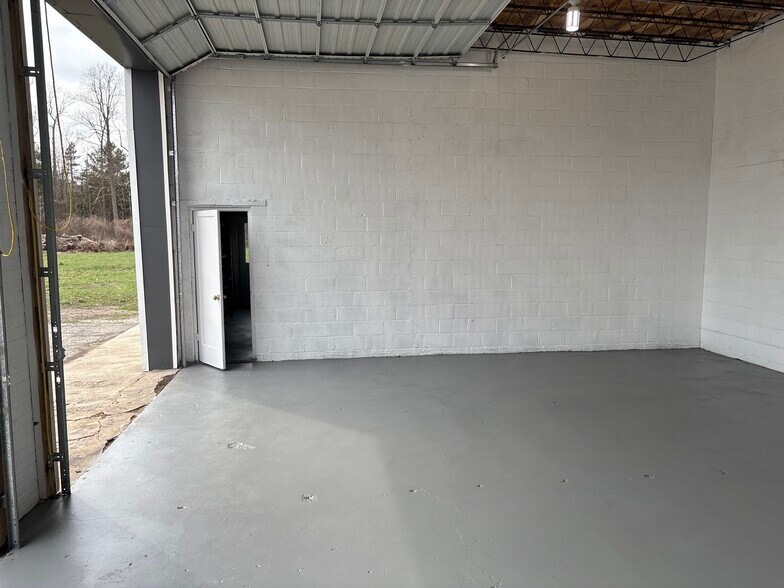 More Photos Of 01821 73rd St, South Haven Warehouse For Lease