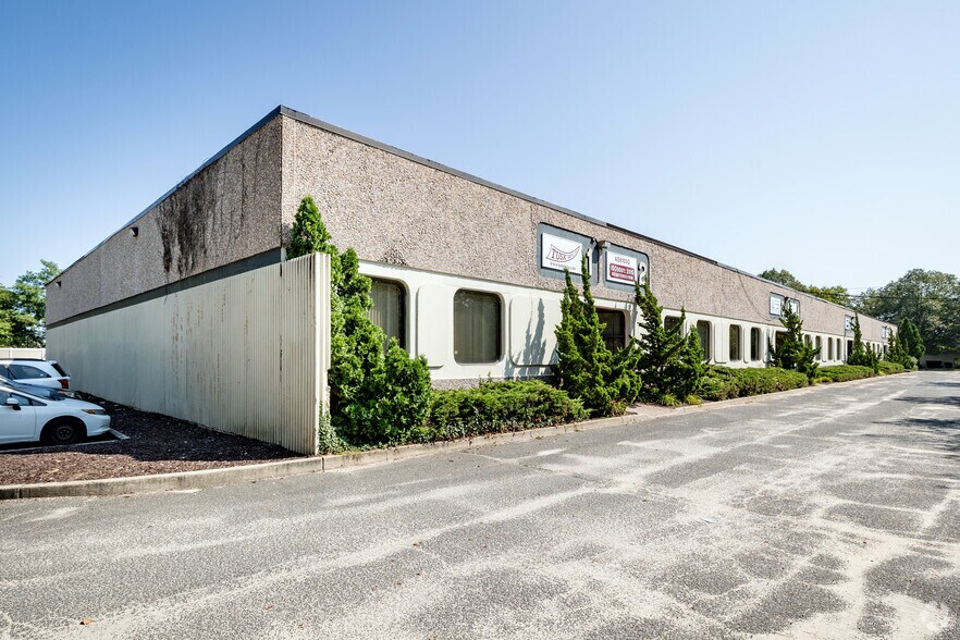 Primary Photo Of 1371 Church St, Bohemia Manufacturing For Lease