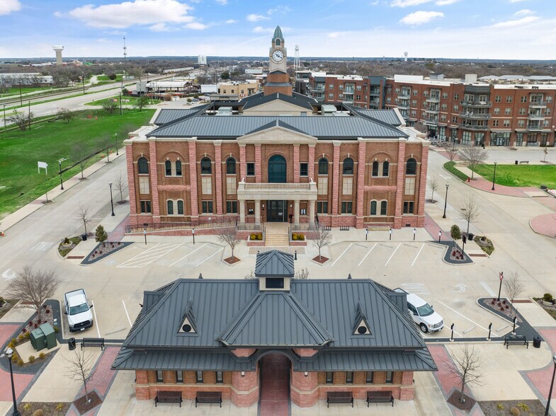 More Photos Of 115 N Oak St, Roanoke Restaurant For Sale